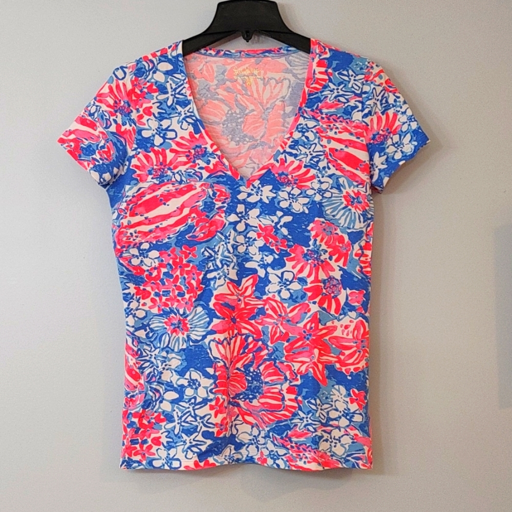 Vibrant Lilly Pullitzer t shirt- like-new condition